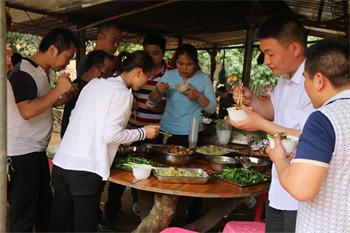 深圳華銀壓鑄廠春游吃飯圖